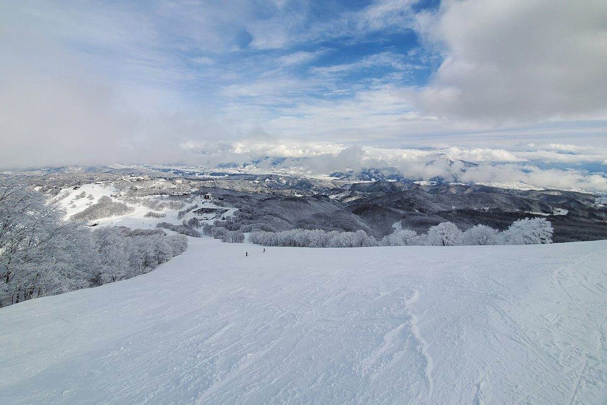 View from the top of Madarao, near Iiyama, with a sea of cloud below