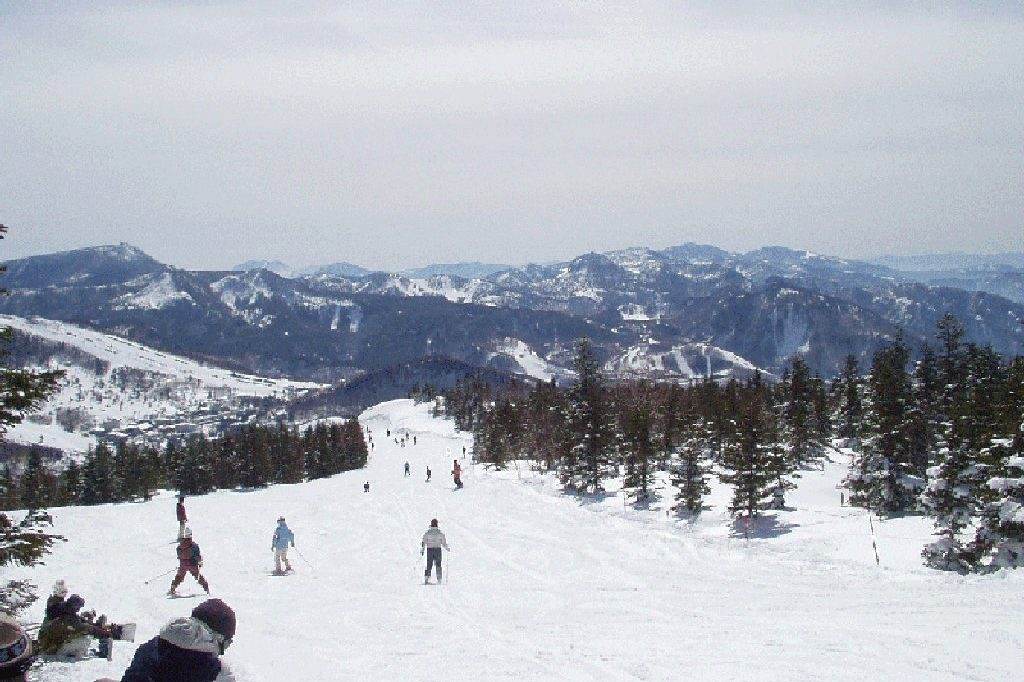 A wide piste at Yakebitaiyama in Shiga Kogen, above a sea of cloud